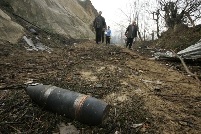 Okolo vojenské základny se povaluje množství nevybuchlé munice | Foto: Reuters