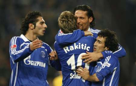 Fotbalisté Schalke 04 Halil Altintop, Ivan Rakitic, Kevin Kuranyi a Vincente Sanchez (zleva) oslavují vyrovnávací gól proti Duisburgu. | Foto: Reuters