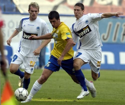 Martin Fenin z FK Teplice (uprostřed) mezi Petrem Šinglárem (vlevo) a Jiřím Bílkem z FC Slovan Liberec v utkání 4. kola první fotbalové ligy | Foto: Aktuálně.cz