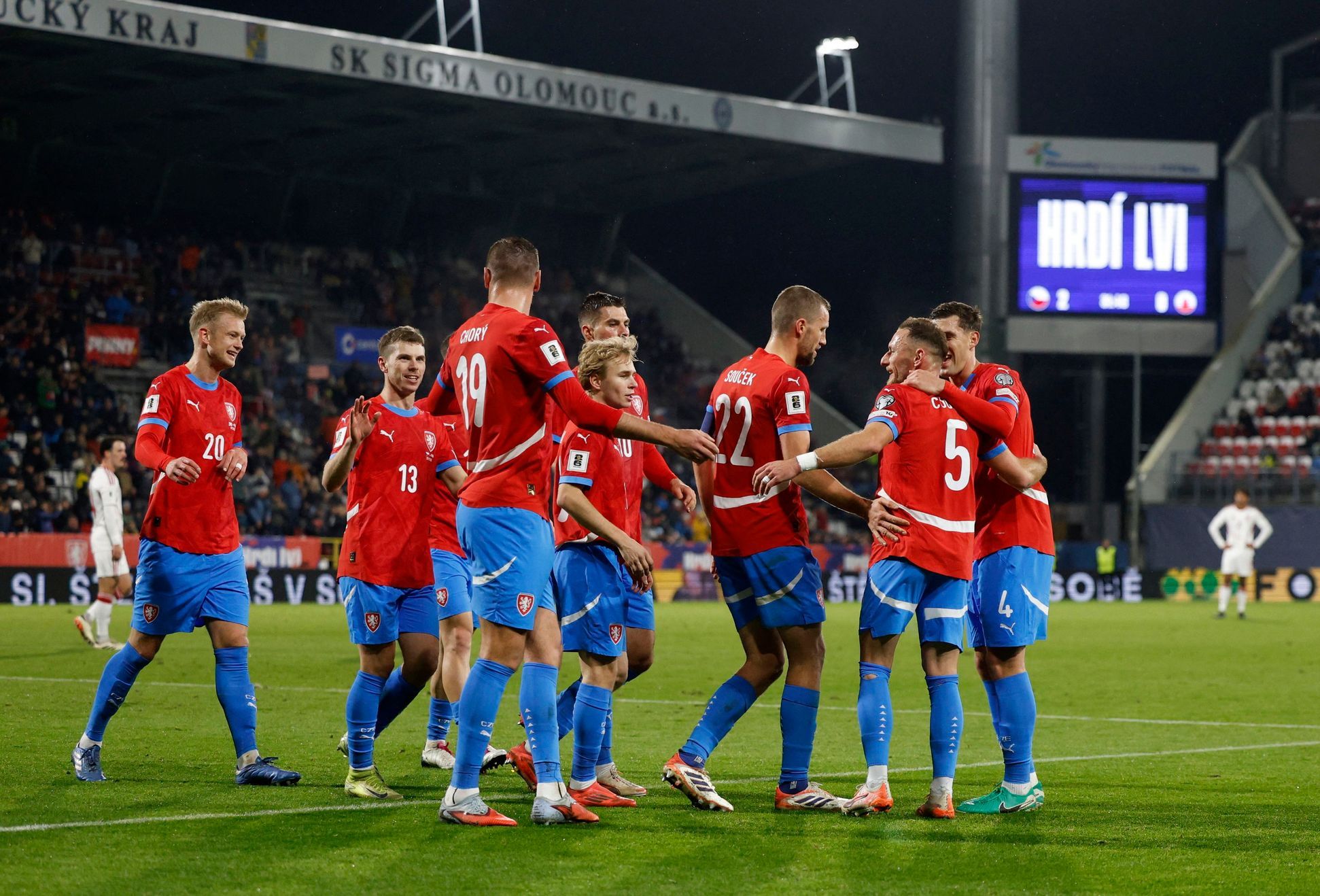 Bojujte za Česko, slyšeli fotbalisté. Souček vysvětloval následné gesto plné arogance