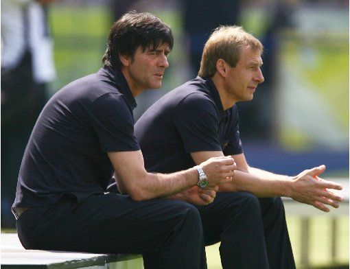 Německý trenér Jürgen Klinsmann (vpravo) a jeho asistent Joachim Loew před zápasem s Ekvádorem. | Foto: Reuters