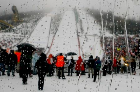 Závod v Harrachově se nevydařil po všech stránkách, v druhém kole byl ukončen. | Foto: Reuters