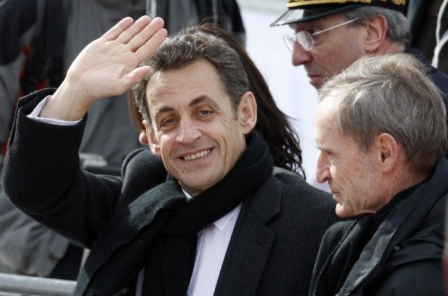 Na MS v alpském lyžování se do Val d'Isere vypravil i francouzský prezident Nicolas Sarkozy. Domácí závodnice mu ale nakonec ve slalomu příliš radosti neudělaly. | Foto: Reuters