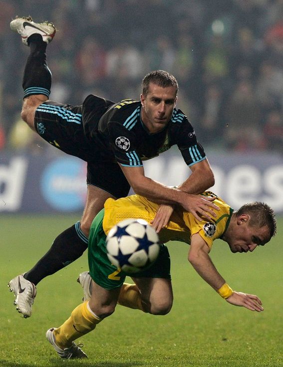 Benoit Cheyrou se sápe na Stanislava Angeloviče | Foto: Reuters