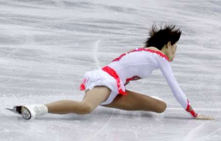 Čínská krasobruslařka Tan Čang krátce po pádu. | Foto: Reuters