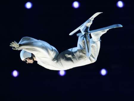 Jeden z účinkujících při závěrečném ceremoniálu | Foto: Reuters