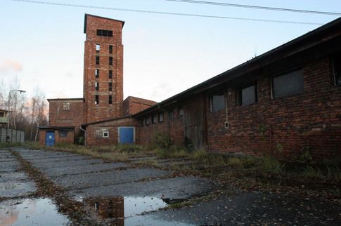 Ore from all the country was brought together in this single-storied building with a multilevel tower. After being crushed in a giant grinding mill, it was loaded on trains and transferred to the Soviet Union. | Foto: Ludvík Hradilek