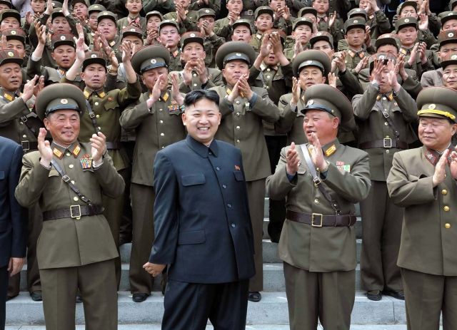 In this Tuesday, May 1, 2012 photo released by the Korean Central News Agency and distributed by the Korea News Service Wednesday, May 2, 2012, North Korea's leader Kim Jong Un, center, is applauded by military personnel during his visit to the Machine Plant managed by Ho Chol Yong in North Korea, to mark May Day. (AP Photo/Korean Central News Agency via Korea News Service) JAPAN OUT UNTIL 14 DAYS AFTER THE DAY OF TRANSMISSION | Foto: ČTK