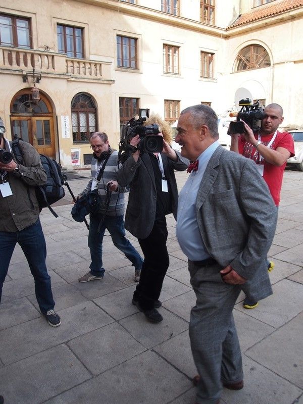 Karel Schwarzenberg dorazil do štábu TOP 09 do Michnova paláce. | Foto: Radek Nohl