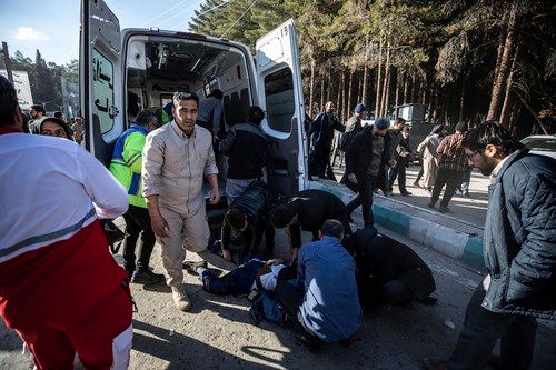 Zranění lidé po dvou explozích nedaleko hřbitova v íránském městě Kermán, kde je pochován generál Kásem Solejmání. | Foto: ČTK / AP / Mahdi Karbakhsh Ravari