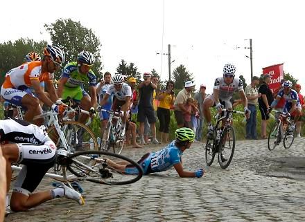 Nechybí ani nepříjemné pády | Foto: Sport