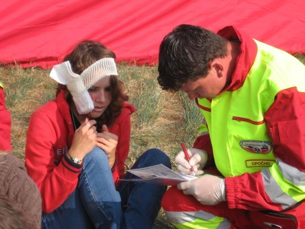 Někteří ze studentů fingovali jen lehké zranění... | Foto: HZS Královehradeckého kraje