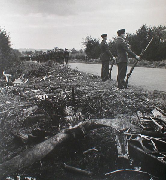 Smuteční fotografie 311. československé bombardovací perutě britského Královského letectva. Pohřební průvod míjí místo havárie jednoho z jejich letounů, bombardéru Wellington. | Foto: Ladislav Sitenský