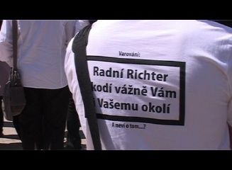 29. 5. - Divadelníci vzali útokem pražský magistrát - Dny neklidu kulminovaly demonstrací a dostály svému názvu. Divadelníci protestující proti novému grantovému systému zaplnili jednací síň magistrátu a přerušili schůzi zastupitelů. Zvonili klíči, pískali a skandovali hesla jako Co nám řeknete, mafiáni? - "To je ta kulturní elita. Na to dostávají prachy," reagoval radní Richter, kterého divadelníci viní z dosavadních problémů. Došlo i na potyčky se zastupiteli.  Další podrobnosti naleznete ve článku zde | Foto: Roman Pech