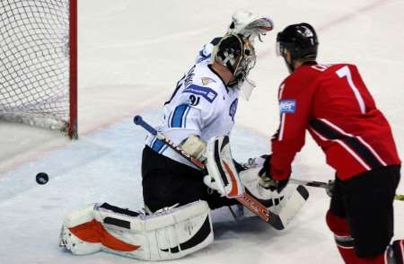 Kanaďan Jeff Carter (vpravo) překonává finského gólmana Antera Niitymakiho. | Foto: Reuters