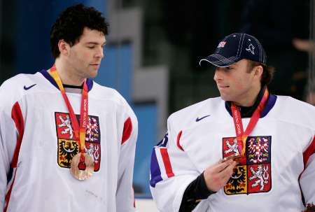 Jaromír Jágr (vlevo) a Milan Hnilička při předávání bronzových olympijských medailí v Turíně. | Foto: Reuters