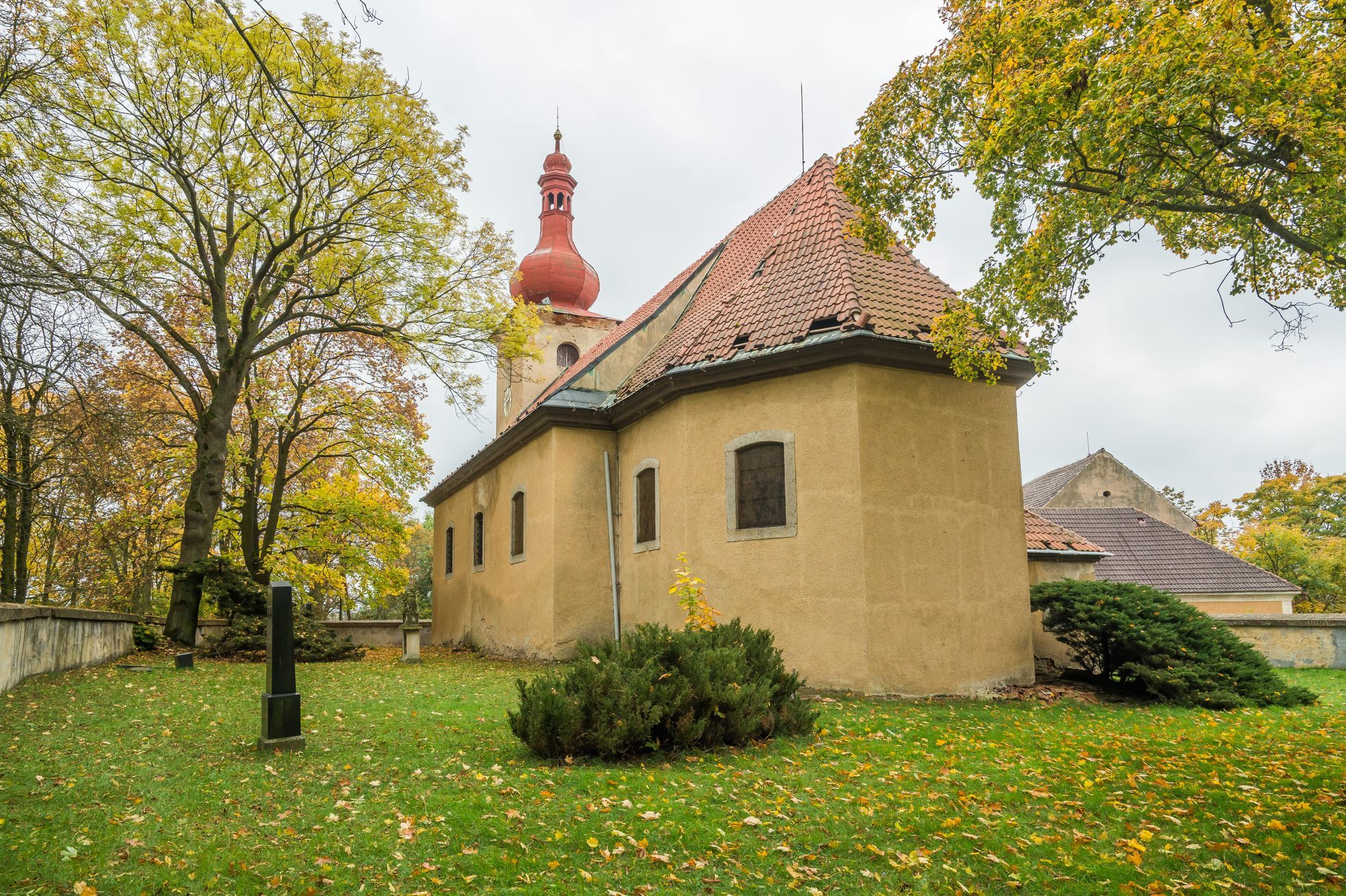 Bývalý kostel u Chebu je na prodej za tři miliony korun. Má zpovědnici ...