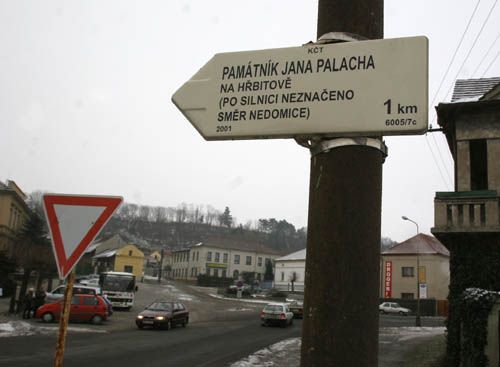 Všetaty leží kousek od Mělníka, hodinu cesty vlakem do Prahy. Na jméno Jana Palacha tu narazíte často. Městečkem vede Stezka Jana Palacha - od nádraží kolem rodného domu ke škole, na vyhlídku a končí na hřbitově. | Foto: Aktuálně.cz, Ondřej Besperát