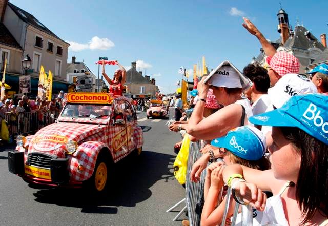 Jeden z vozů, který před startem jedenácté etapy Tour de France bavil diváky. | Foto: Reuters