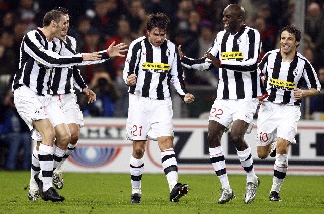 Zdeněk Grygera oslavuje svůj gól do sítě Janova, k němu přibíhá Davide Chiellini (vlevo), Mohamed Sissoko a Alessandro Del Piero (vpravo). | Foto: Reuters