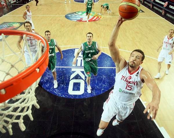 Tukoglu a další koš | Foto: Reuters