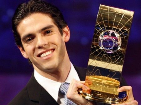 PROSINEC - Brazilec Kaká se těší také z trofeje pro nejlepšího hráče FIFA za rok 2007. | Foto: Reuters