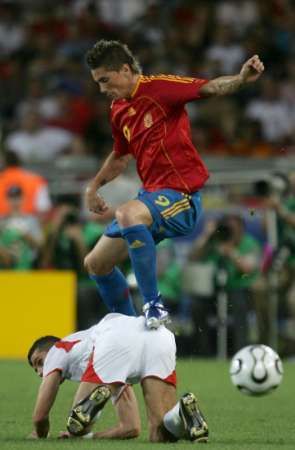 Španěl Fernando Torres nad ležícím Tunisanem Adelem Chedlim v zápase skupiny H MS Španělsko - Tunisko. | Foto: Reuters