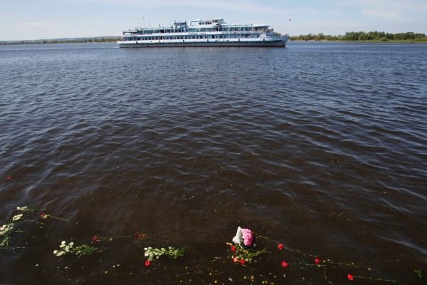 Květiny na hladině Volhy v Kazani. | Foto: Reuters