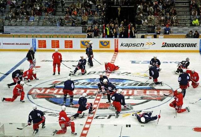 Hokejisté New Yorku Rangers se rozcvičují před svým prvním tréninkem v pražské O2 Areně. | Foto: Reuters