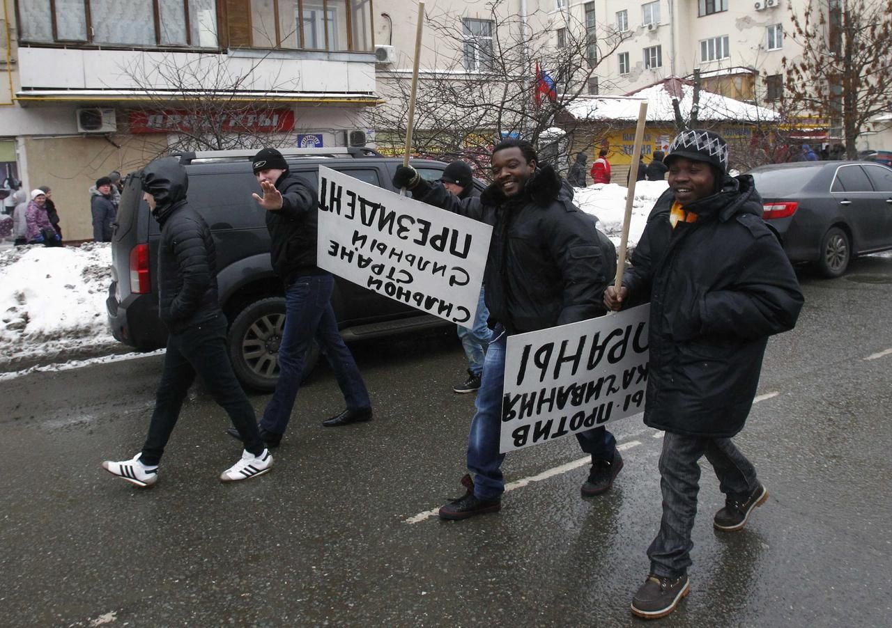 Support russian. Демотиваторы про митинги. Митинг в Москве за Путина. Митинг 23 января в Москве за Путина. Негр с плакатом.