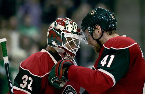 Obránce Minnesoty Martin Škoula (vpravo) gratuluje svému gólmanovi Nicklasi Bäckströmovi po vítězném zápase s Calgary. | Foto: Reuters