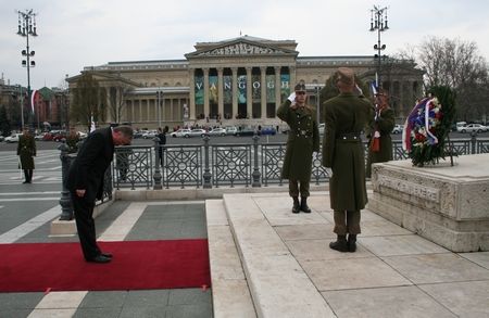 15:15 Náměstí Hrdinů bylo při pokádání věnců předem ochrankou vylidněno. | Foto: Roman Staněk