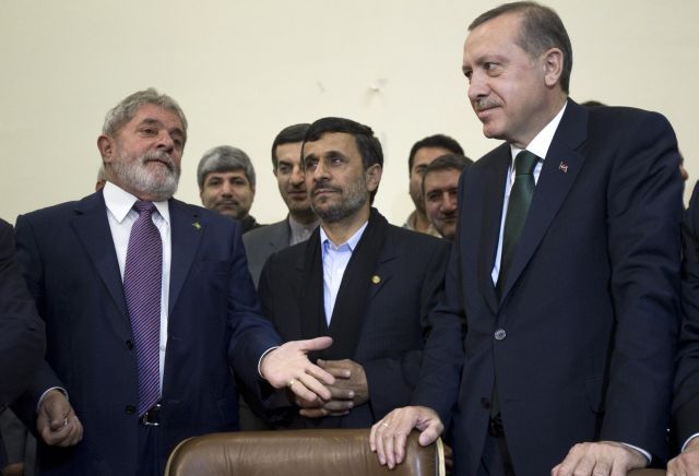 Zleva prezident Brazílie Luiz Inacio Lula da Silva, íránský prezident Mahmúd Ahmadínežád a turecký premiér Recep Erdogan před podpisem dohody v Teheránu. | Foto: Reuters