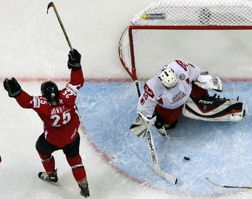 Švýcar Thibaut Monnet (vlevo) slaví gól do sítě dánského gólmana Michaela Madsena. | Foto: Reuters