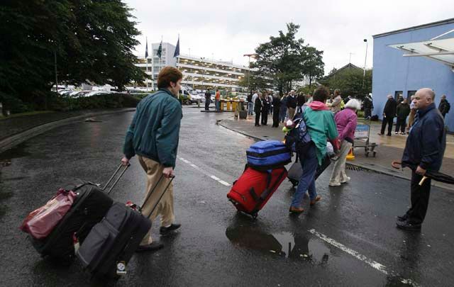 Lidé, kteří nemohli z Glasgow odletět, byli dopraveni do hotelu Holiday Inn | Foto: Reuters