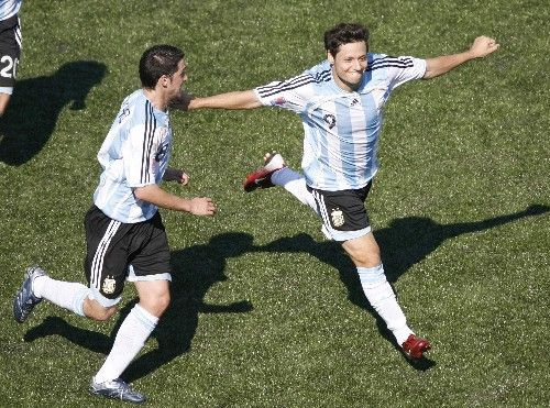 Argentinský fotbalista Mauro Zarate (vpravo) se raduje z rozhodující trefy ve finále MS proti České republice. | Foto: Reuters