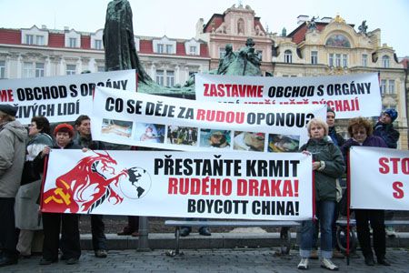 V pátek několik desítek lidí protestovalo proti odebírání orgánů také v Praze. | Foto: Aktuálně.cz