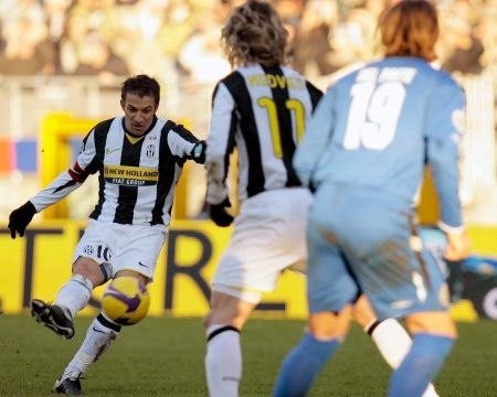 Fotbalista Juventusu Alessandro Del Piero střílí podél Pavla Nedvěda gól do sítě Sieny na Olympijském stadionu v Turíně. | Foto: Václav Rojík