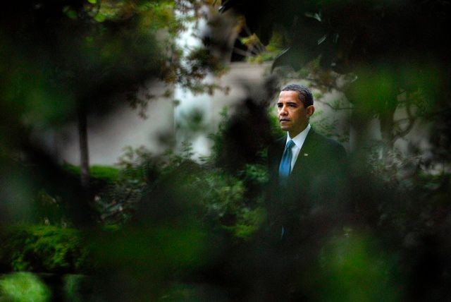 Obama míří k helikoptéře na trávníku u Bílého domu, 29. dubna 2009 | Foto: Reuters