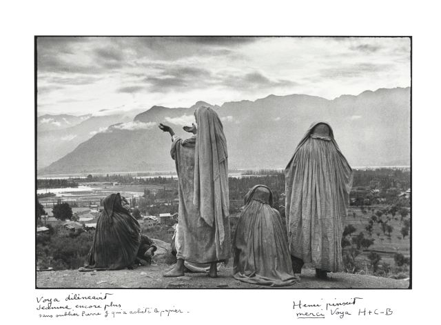 Snímek Henri Cartier-Bressona z indického Srirangaru (1948). Aukční síň Christie's ho dražila v roce 2012. Pod fotkou je Bressonův podpis. | Foto: ČTK / AP