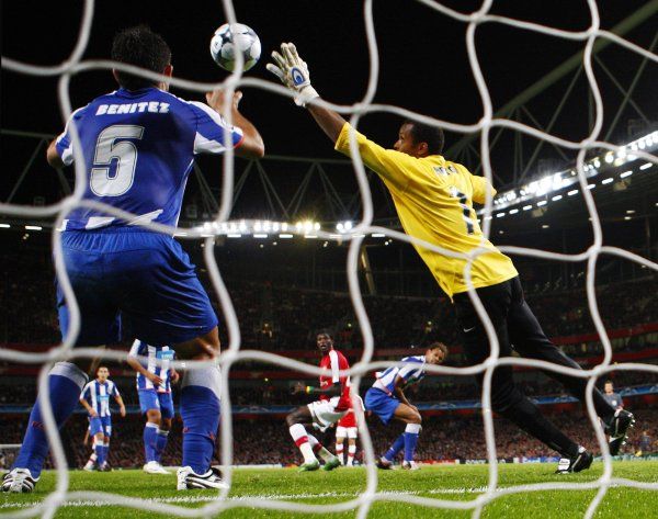 Porto vypadalo v úterý na hřišti Arsenalu zcela bezradně. Asi jako brankář Helton and Nelson Benitez po přesné hlavičce Emmanuela Adebayora. | Foto: Zuzana Hronová, Reuters