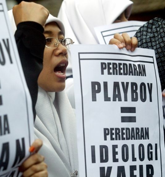 Muslimové v Indonésii nechtějí v regálech novinových stánků magazín Playboy. Před ministerstvem informatiky v Jakarte dali najevo, co si o tomto světově proslulém pánském časopisu se zajíčkem v záhlaví myslí. | Foto: Reuters