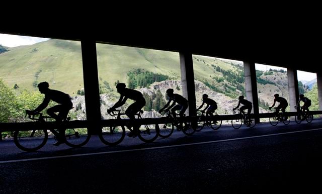 Cyklisté projíždějí jedním z mnoha tunelů na trase šestnácté etapy. | Foto: Reuters