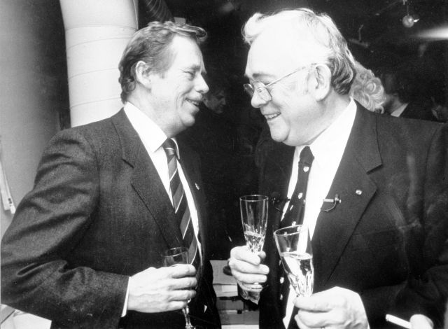 Prezident ČSSR Václav Havel a spisovatel Josef Škvorecký během setkání v kanadském Torontu 19. února 1990. | Foto: ČTK