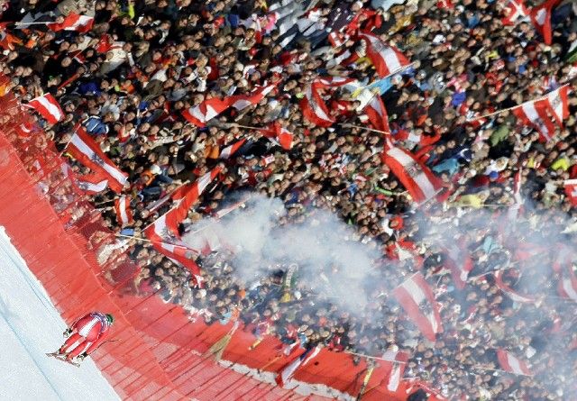 Desetitisíce fanoušků na Hahnenkammu opět vytvořily fantastickou atmosféru - jejich křik žene do cíle Klause Krölla. | Foto: Reuters