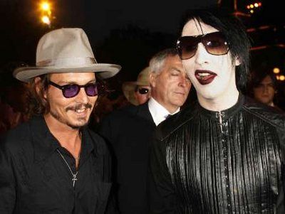 Johnny Depp a zpěvák Marilyn Manson na světové premiéře Pirátů z Karibiku: Truhla mrtvého muže v losangeleském Disneylandu | Foto: Reuters