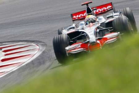 Lewis Hamilton na trati Hungaroringu. | Foto: Reuters