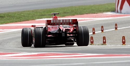 Kimi Räikkönen jede se svým poškozeným Ferrari do boxů v Barceloně. | Foto: Reuters