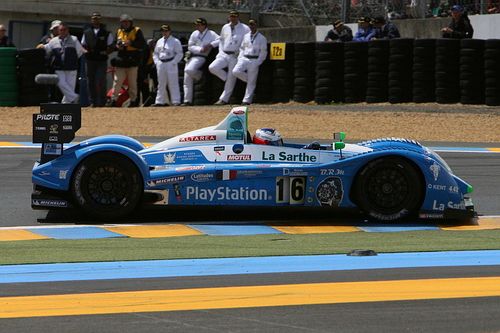 Emmanuel Collard projíždí s vozem Pescarolo-Judd jednu ze zatáček v Le Mans. | Foto: Reuters