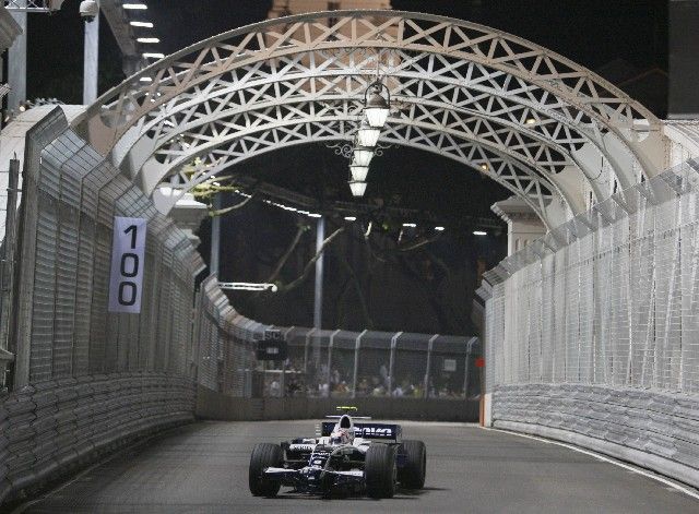 Singapur - Formule měla noční premiéru v Singapuru. Kazuki Nakadžima s Williamsem v jedné z úzkých šikan na novém okruhu. | Foto: Reuters